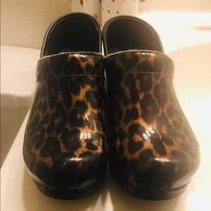 Leopard Dansko 36. Super cute